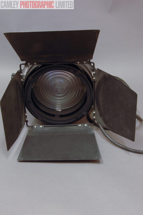Ryudensha 110v 1kW Studio Light with Bard Doors. UNTESTED. Graded: AS-IS [#10742]